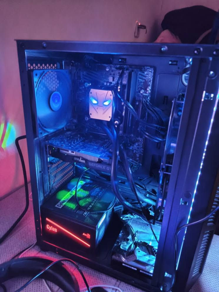 سلام عليكم pc مرتب للبيع 
ملاحظة 1 ابيع فقط كيس
ملاحظة 2 الكيس بي نقص رجل وحدة مرادفة مع الصور

مواصفاته :
المعالج: كور آي فايف الجيل العاشر فئة ال(f) 

مبرد المعالج: مبرد مائي من ليشب يرهم للأنتل و لل اي ام دي (كارتونته موجودة) 

مذر بورد : ام اس آي اج 410 ام - برو

كرت الشاشة: زوتاك كيمينك جيفورس جي تي اكس 1650 سوبر مروحتين 4 كيكابايت

الرام: ليكسر 16 كيكابايت (رامين كل رام 8 كيكابايت) سرعة الرام 2666

باور سوبلاي: ايرو كول سايلون 500 واط 80+

الهارد 1 : اج دي دي توشيبا تقريبا 1 تيرا بايت 2700

الهارد 2 : اس اس دي ليكسر 120 كيكا بايت

واي فاي: لا سلكي بدون واير

الكيس : ايرو كول 

Cpu: intel Core i5 - 10400f
FAN CPU: WATER COOLER LESHPX002 
MB: H410M A - PRO
Gpu: ZOTAC GAMING GEFORCE GTX 1650 SUPER TWIN FAN 4GB
RAM: LEXAR 16GB 2666 (8×2) 
Psu: AEROCOOL CYLON RGB 500 WAT 80+
HDD: TOSHIBA 1TB 7200
Ssd: lexer 120GB
WI FI: WIERLEES
Caes- AEROCOOL
📌 مكاني بغداد - مدينة - الصدر - قطاع ٣٠ 
رقم الموبايل ***********
السعر ٥٠٠ الف و بي مجال للطيبين و الشراي يدلل اخلي بعيوني
توصيل للأسف ما عندي
 تحياتي الكم 🌹
