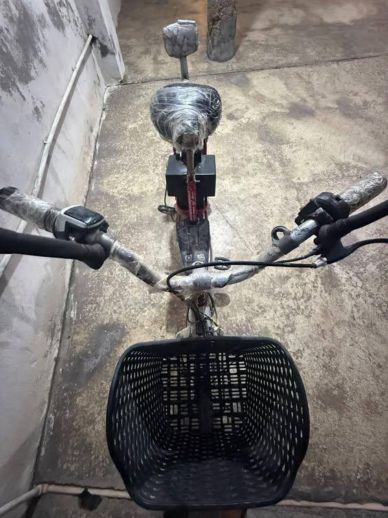 السلام عليكم 

دراجه شحن 🚴
للبيع🎉
بطاريات جديده قبل شهر شديتهن 🔴

دراجه نضيفه كما موضح بصوره ✅
سرعه 60حقيقي 💯
أربع بطاريات 🌪️

ألسعر 170وبي مجال 🤷
للتواصل .
***********
واتساب وأنتصال.
