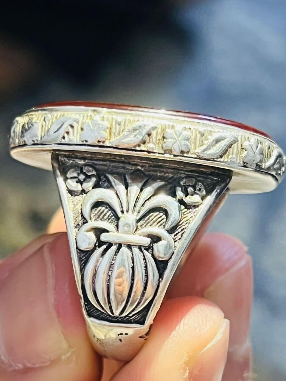 سلام عليكم محبس فضة اصلي عقيق يشف احمر مخطوط الوسط سوره التوحيد والداير مخطوط انا انزلناه في ليله القدر الى نهايه الايه توصيل موجود جميع محافظات العراق ***********
