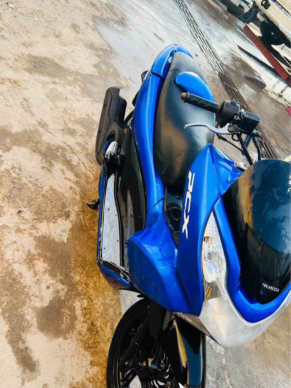 السلام عليكم للبيع دراجه pcxجيل الاول  دراجة  ماخذها رمبه الدراجه وأعلى ايدي حجم مكينه125 ياباني الاصلي دراجه جديده مال جناي وعلئ ايدي لون ازرك  
ياباني الاصلي دراجه كامله أستان كهربائي حساس ازدحام سويجات دراجه جديده الدراجه  احلا من الصور مال جناي المكان بغداد  العبيدي دراجة مكفوله اي نقص مابيه السعر 1250
وبيها مجال بسيط  
اي استفسار ‭0788 292 9623‬ Colombo, Sri Lanka
