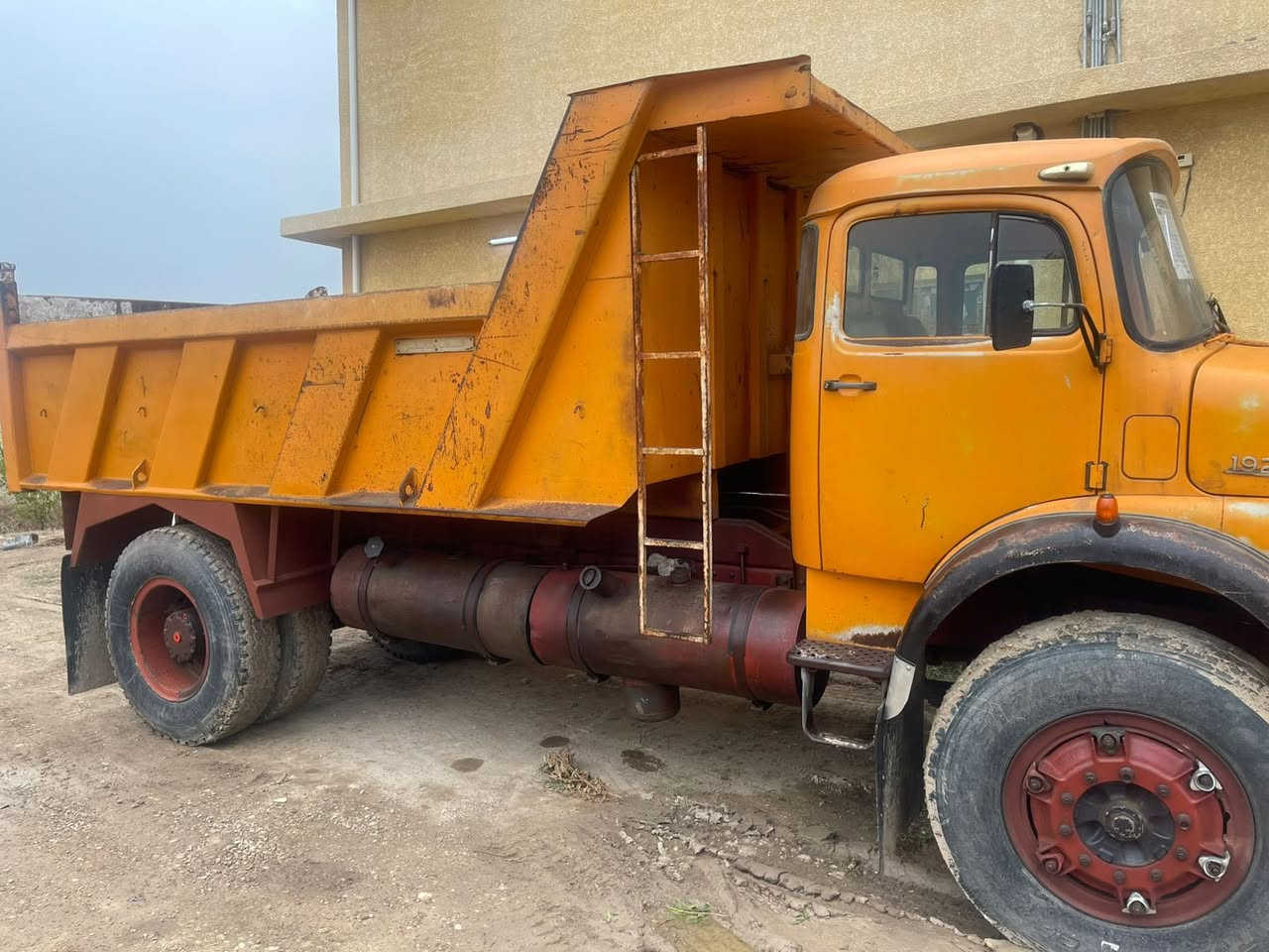 اقجم تك موديل 1981 مكفوله كفاله عامه كير محرك أكسن شرط شاصي كفاله عامه رقم انكليزي تحويل مباشر 
رقم الاتصال***********
***********
