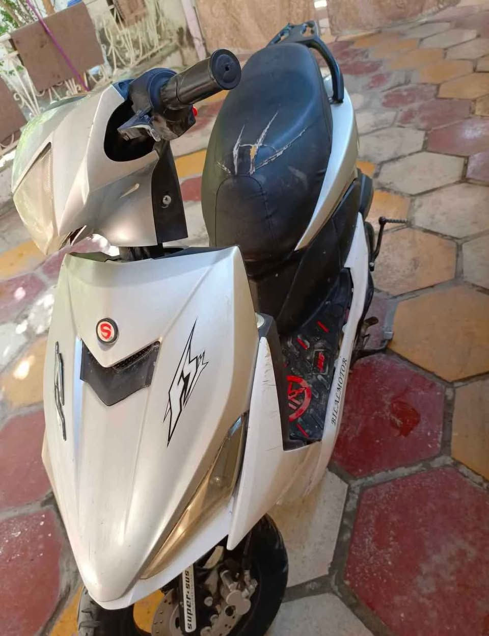 السلام عليكم  
دراجة ماكس FS 
غير مفتوحة بلاد 
شلعه ومعدل 
تشتغل نكرة سلف 
تايرات جدد 
جميع اجزاء الدراجة تشتغل 
فقط كفر الدشبول الاسود مكسور يحتاجله تبديل 
السعر 375
للتواصل مراسلة الصفحة 
او واتساب ***********
..
(مكاني كربلاء) كربلاء, العراق
