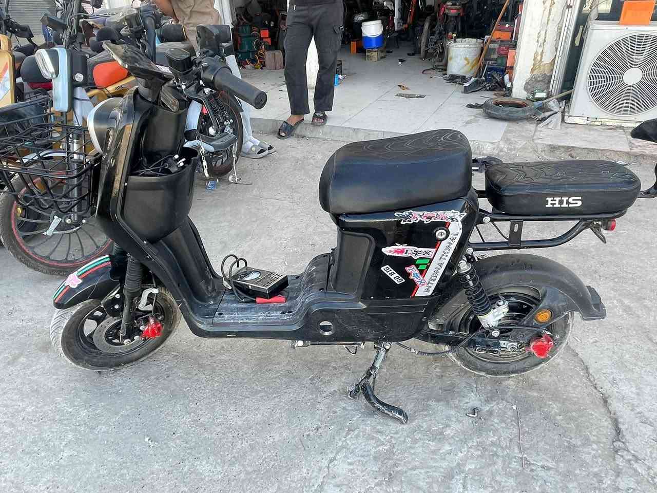 دراجة R للبيع بطاريات كبار دبل السعر ٢٩٠ الف موقعنا سوق المفرق عل شارع العام قرب جامع الزيتوني ***********

