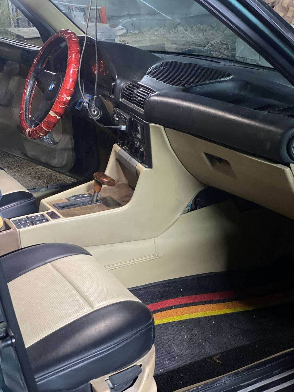 السلام عليكم BMW للبيع مديل 1991 محرك 525 مفتوح كير ومحرك مكفول تخم تاير حدادية قبل أسبوع كملته السيارة بيها صبغ جمالية بس غرفة جديدة وهاي كدامكم الصور رقم انكليزي سنوية ما منتهية بأسمي السيارة 
مستعجل على البيع 
الرقم : ***********
السعر : 52 وبيها مجال للشرايي
