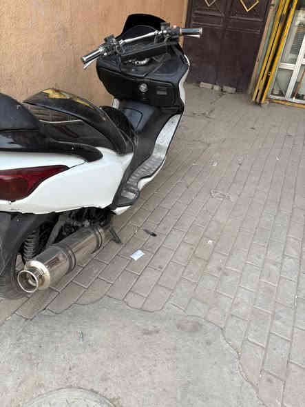 السلام عليكم فورزه 08 مكفوله ماشيه 31الف جيب فيتر وفحص دراجه مكينه مفوله السعر 850 وبيهه مجال حك الجيه مكاني بغداد الرقم ***********
