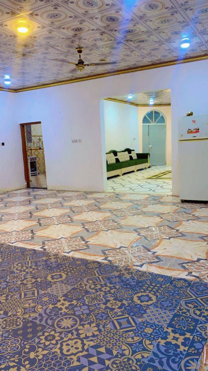 البيت جاهز ترميم جديد ماء كهرباء صبغ سقوف ثانويه كله جديد يحتوي على 5 منام حمامات خارجيه وداخليه ترك خلف البيت كراج جبير + صالتين وحده استقبال والثانيه موزع على الغرف ديوان مساحه 10*5 العنوان الزبير خلف المعارض منطقه كلش حلوه وهدوء البيت على شارع تبليط ركن السعر 85 (***********)
