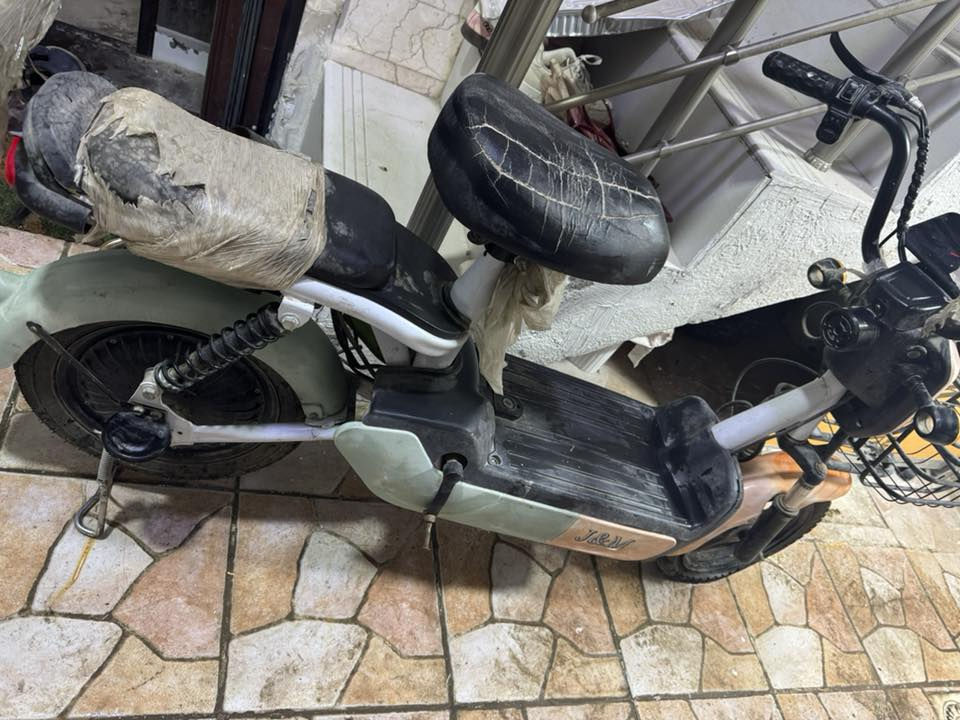 دراجة حجم 14 شحن مستعملة للبيع موديل 2025 الدراجة صغيرة يعني مو مال اعمار جبيرة يعني حسب كبرك انتَ الدراجة نظيفة البايدرات شايلهن لان مابيهن فايدة والمرايات هم شايلهن هنة والاراقم وكلهن موجودات تاخذهن وية الدراجة الدراجة مبدللهة بطاريات جدد يعني ميحتاج تبدل بعد والحساس شايله يعني متقرة سرعه لان حاطلهة عقل اقوة حتى تمشي اسرع الدراجة الشاشة مابيهة شي وبلوتوث وهورن واشاير وكلوب لد عالي وناصي و 3 سرع الدراجة وبصمه الدراجة وموجودة الاحتياطية ويعني هية بعد هم ماشيه بالشارع هواي تاخذهة هية على كد فلوسهة سعرهة ب180وبس الشراي يخابرني وبيهة مجال كلش كلش بسيط للشراي مال حگ الجية مكاني بغداد حي الاعلام رقمي***********
