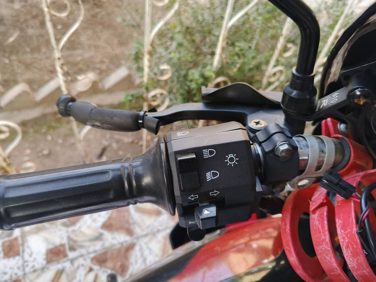 السلام عليكم 
دراجه بوكسر هندي 
موديل 22 
رقم وسنويه مشروع وطني 
رقم انبار 
لوحات طالعات بس تستلمهن
عليه ادامه كامله وكلشي جديد شديته 
جمبزه لايت زنون بومه وهواي ترتيب عليه
انذار طوارئ 
كهربائيات شغاله 
دراجه نضيفه بشرط 
مال بيت ما طالعه دلفري 
تايرات ونشرات جدد مسجل بلتوث 
حامله جهاز باتري وزنجيل جديد 
دراجه يرادله بس سائق 
فقط بيه بدايه تبخير وميسوه سويه
سعر 2350 وبيه مجال بسيط 
*********** بي واتساب 
0750686030 بي واتساب 
مكاني بغداد ابو غريب خرنابات 
دهن جديد وبانزين مفوله أنكر وطلع 
وياه جامه اصليه حمايه مال بوكسر
