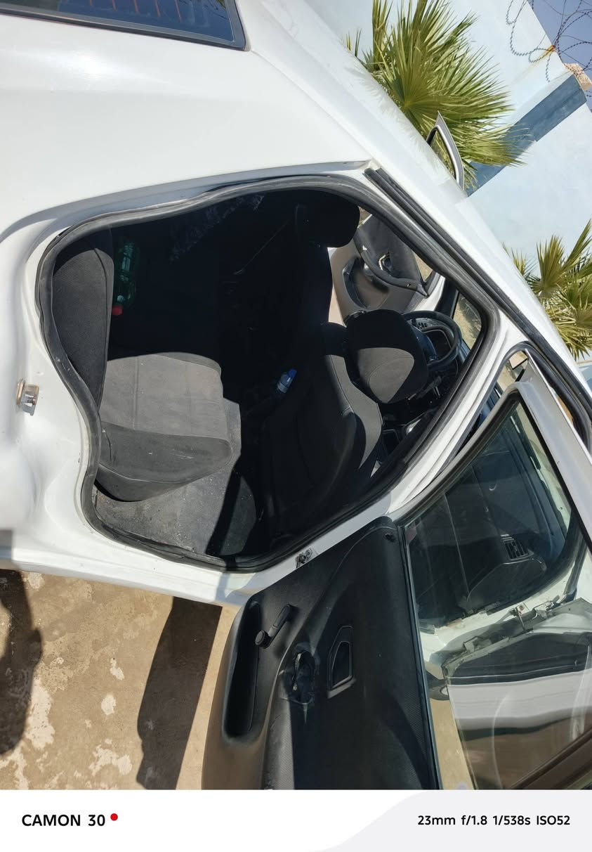 بيجو ٢٠٠٢ رقم نينوى غير حره نضيفة ومال بيت سعرها ٢٥ ورقه بيها مجال للشراي الاتصال على الارقام *********** /*********** مكان موصل
