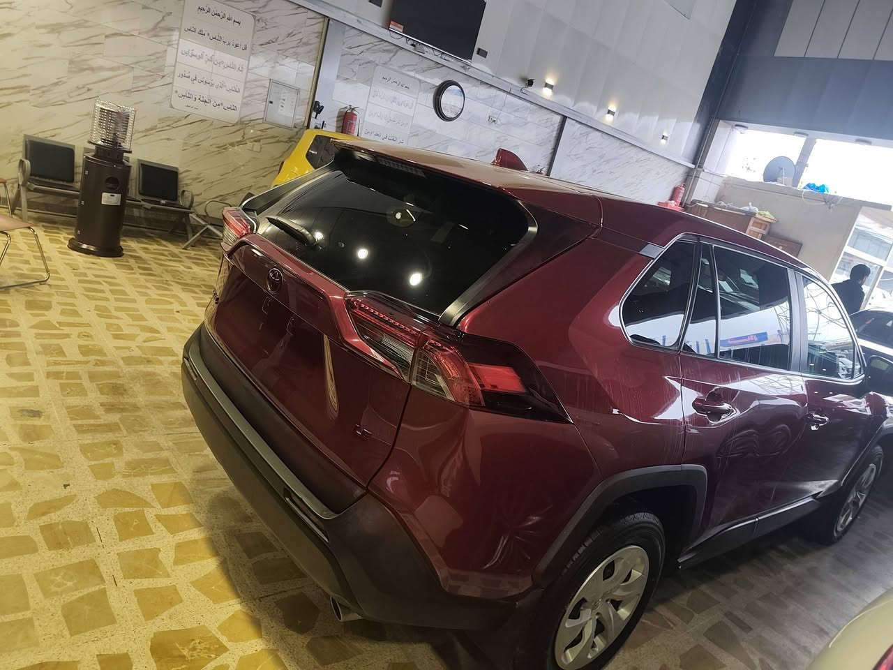 تويوتا راف 4 موديل 2023 تترقم شمالي حادث باب مبدل بلادي سياره بدون صبغ مكان اربيل *********** سعر 203 $
