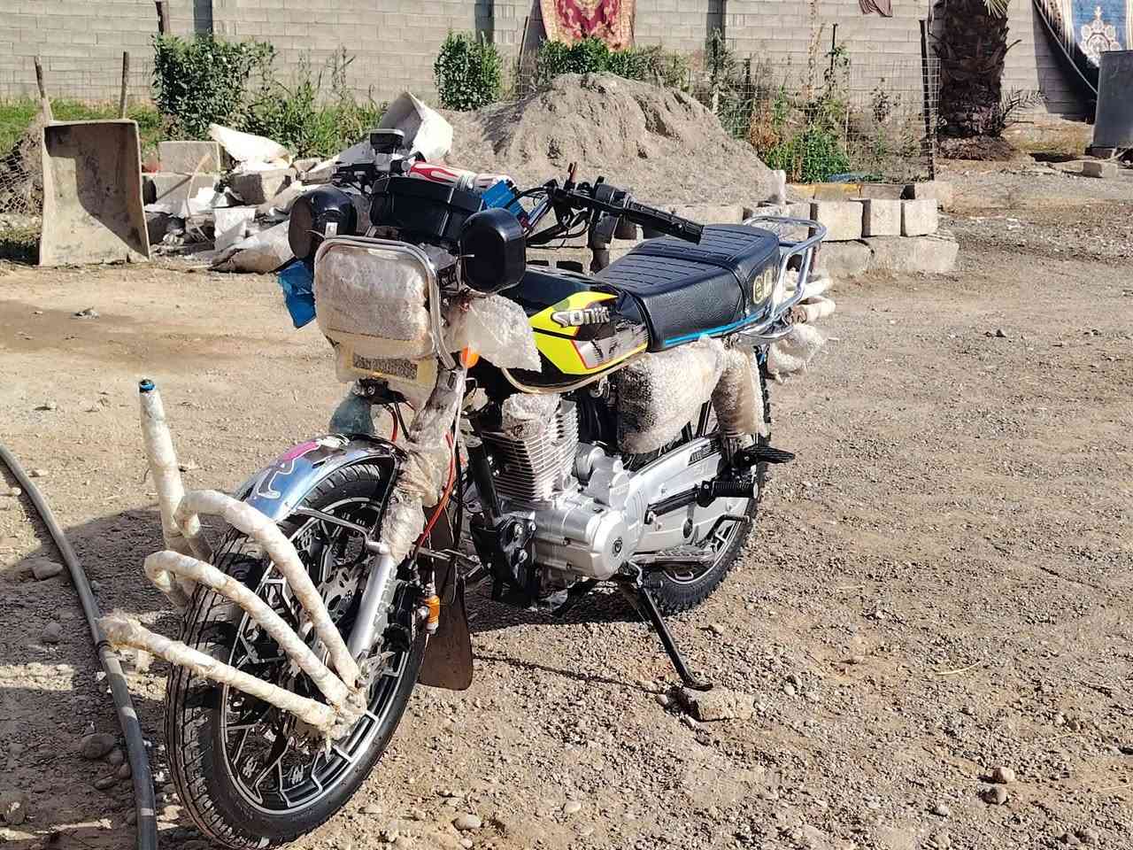 السلام عليڪم
دراجه للبيع 
موديل. 2025
محرك. مفتوح
بعدو جديد 
منفيس كامل شغله كامله
سويجات كاملات
بس تشغل وتمشي
السعر المطلوب. 650 الف
ملاحظه. تواصل ع رقم فقط
***********
