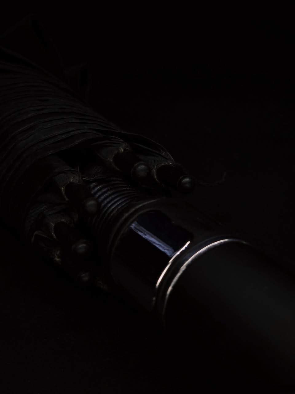 مظلة رولز رويس (Rolls-Royce) الفاخرة. يتميز هذا المقبض بشعار العلامة التجارية الشهير (حرف R المزدوج) المحفور على نهايته المعدنية اللامعة. 

التصميم والاستخدام: تُعد هذه المظلات جزءاً من الإكسسوارات الفاخرة التي تأتي مدمجة عادةً داخل أبواب سيارات رولز رويس

السعر : 25.000 ألف

للاستيضاح
اتصال ، واتس: ***********

يوجد توصيل
لكل محافظات العراق ..
