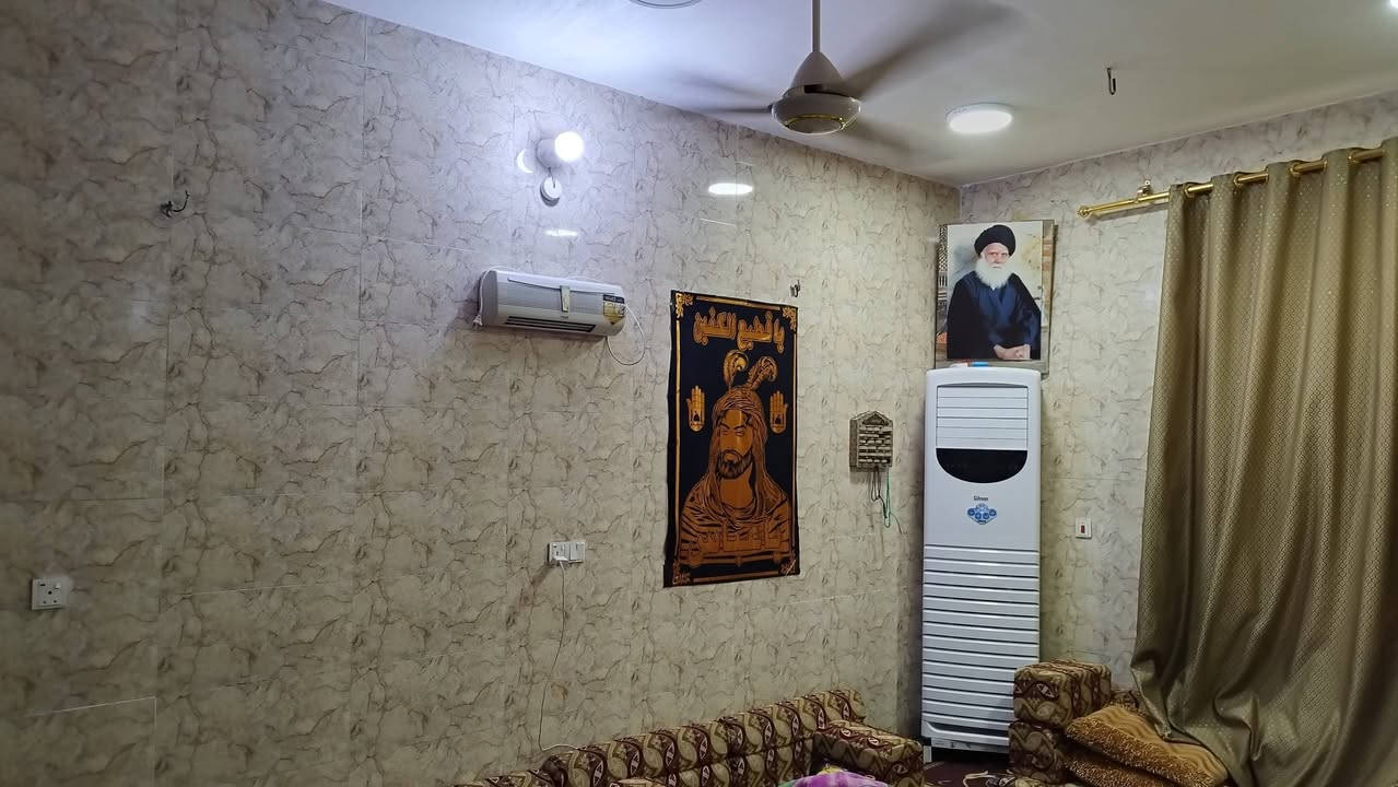 بيع مستعجل. . . 
‏بيت للبيع ركن ٢٠٠ متر  درجة أولى طابوق جمهوري(١٠٠ متر بناء ثلاث طوابق و١٠٠ متر كراج سيارة وحديقة) طابو زراعي سند ٢٥ إقرار محكمة من صاحب الارض ( السند) ٣٠ متر على طريق الزوار يصلح حسينية لخدمة الزائرين أو بيت سكن العنوان :  كربلاء   - قرب مدينة الزائرين  او مقابل جامعة كربلاء فريحه . .. عمود ١٢٨ / 
السعر : تجي تشوف وبيك خير و تدلل 
موبايل ***********
