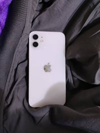 ايفون ١٢ العادي ذاكره ١٢٨ بطاريه ٧٤ جهاز مامفتوح شخط مابي السعر ٣٢٥ وب...