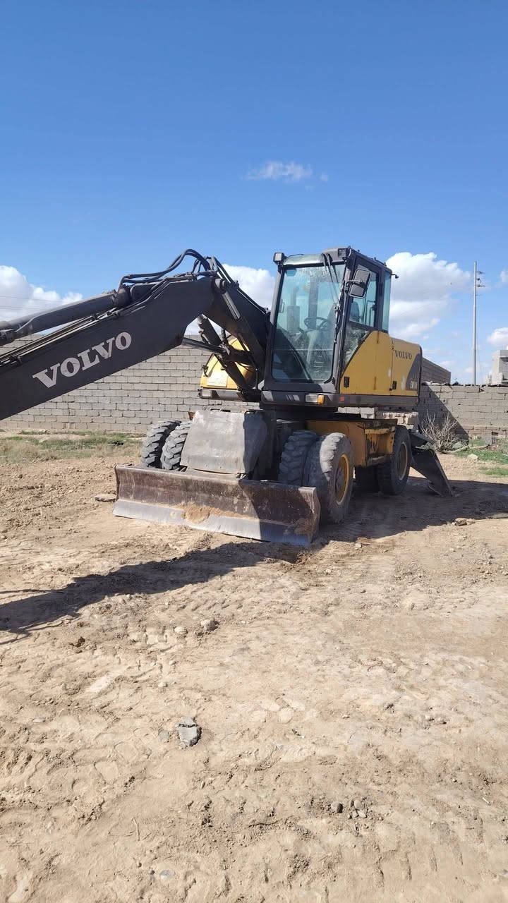 حفاره فالفو حجم ١٦٠جاهزه علشغل  رقم سليمانيه محرك مضخه كسنات كله شرط السعر ٢٥٠بيه مجال مراوس بسياره رقم شمال هم يرهم ***********
