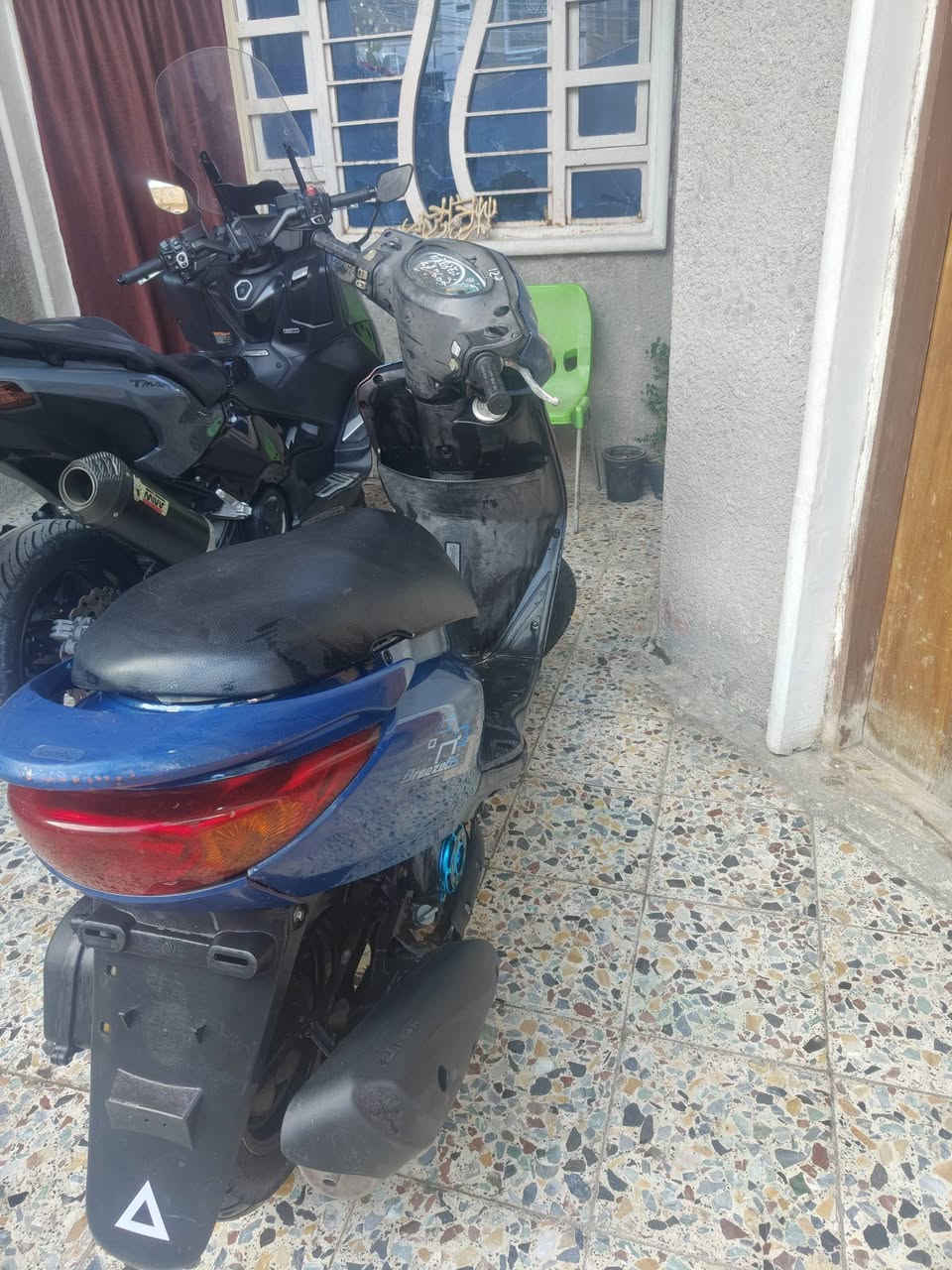 السلام عليكم بريز بغبغاء لون حبري دراجة مكينة مكفولة ما مفتوحة
كلاجات رياضي لايت زنون لونين 
دراجة احله من الصور 
السعر 750 مكان العبيدي 
رقم الهاتف ***********
