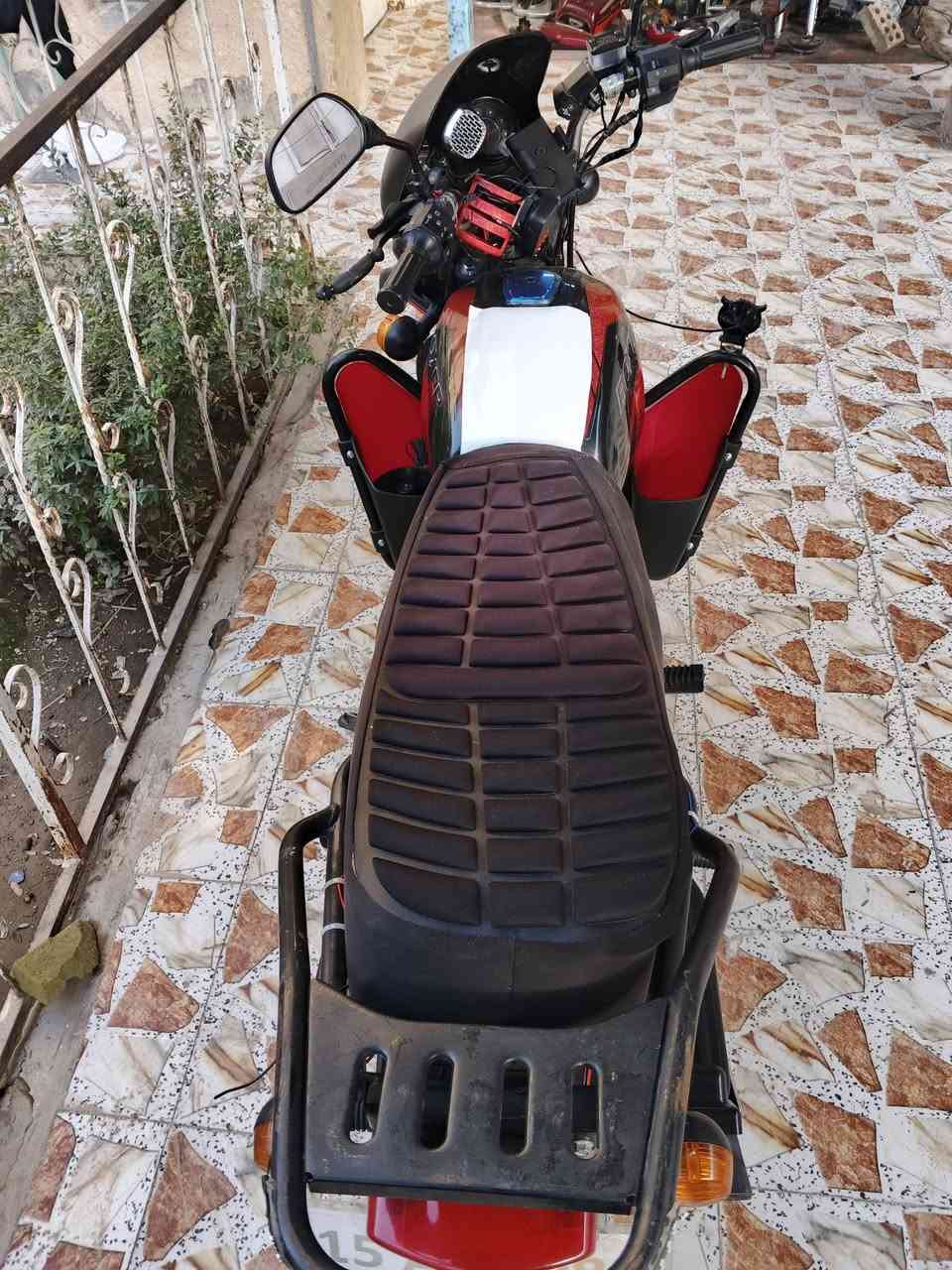 السلام عليكم 
دراجه بوكسر هندي 
موديل 22 
رقم وسنويه مشروع وطني 
رقم انبار 
لوحات طالعات بس تستلمهن
عليه ادامه كامله وكلشي جديد شديته 
جمبزه لايت زنون بومه وهواي ترتيب عليه
انذار طوارئ 
كهربائيات شغاله 
دراجه نضيفه بشرط 
مال بيت ما طالعه دلفري 
تايرات ونشرات جدد مسجل بلتوث 
حامله جهاز باتري وزنجيل جديد 
دراجه يرادله بس سائق 
فقط بيه بدايه تبخير وميسوه سويه
سعر 2350 وبيه مجال بسيط 
*********** بي واتساب 
0750686030 بي واتساب 
مكاني بغداد ابو غريب خرنابات 
دهن جديد وبانزين مفوله أنكر وطلع 
وياه جامه اصليه حمايه مال بوكسر
