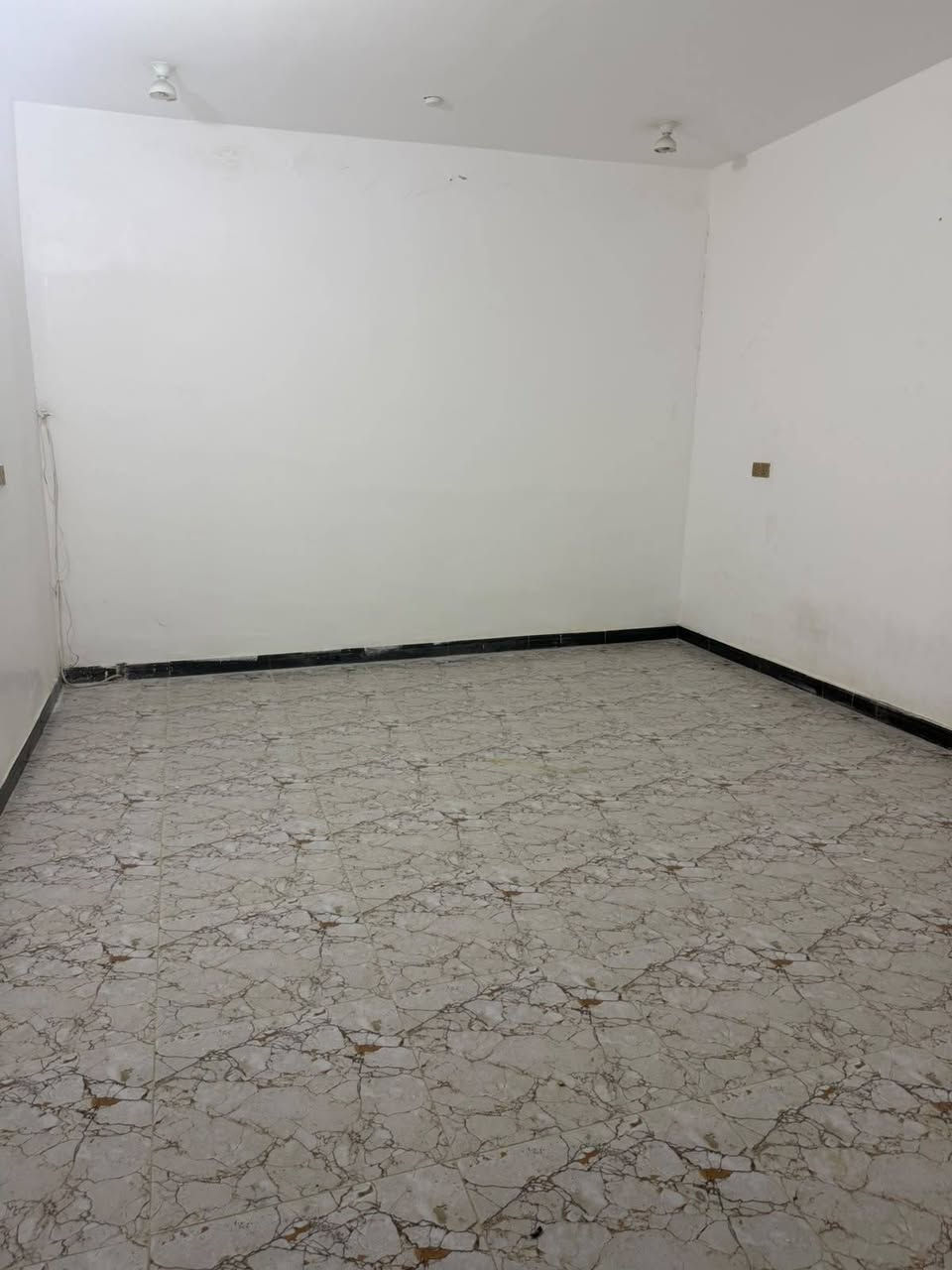 غرفتين وصالة وصحيات ومطبخ وسطح معزول 
الاداره المحلية خلف غرفة التجارة الايجار 550
للاستفسار وتساب فقط ***********
