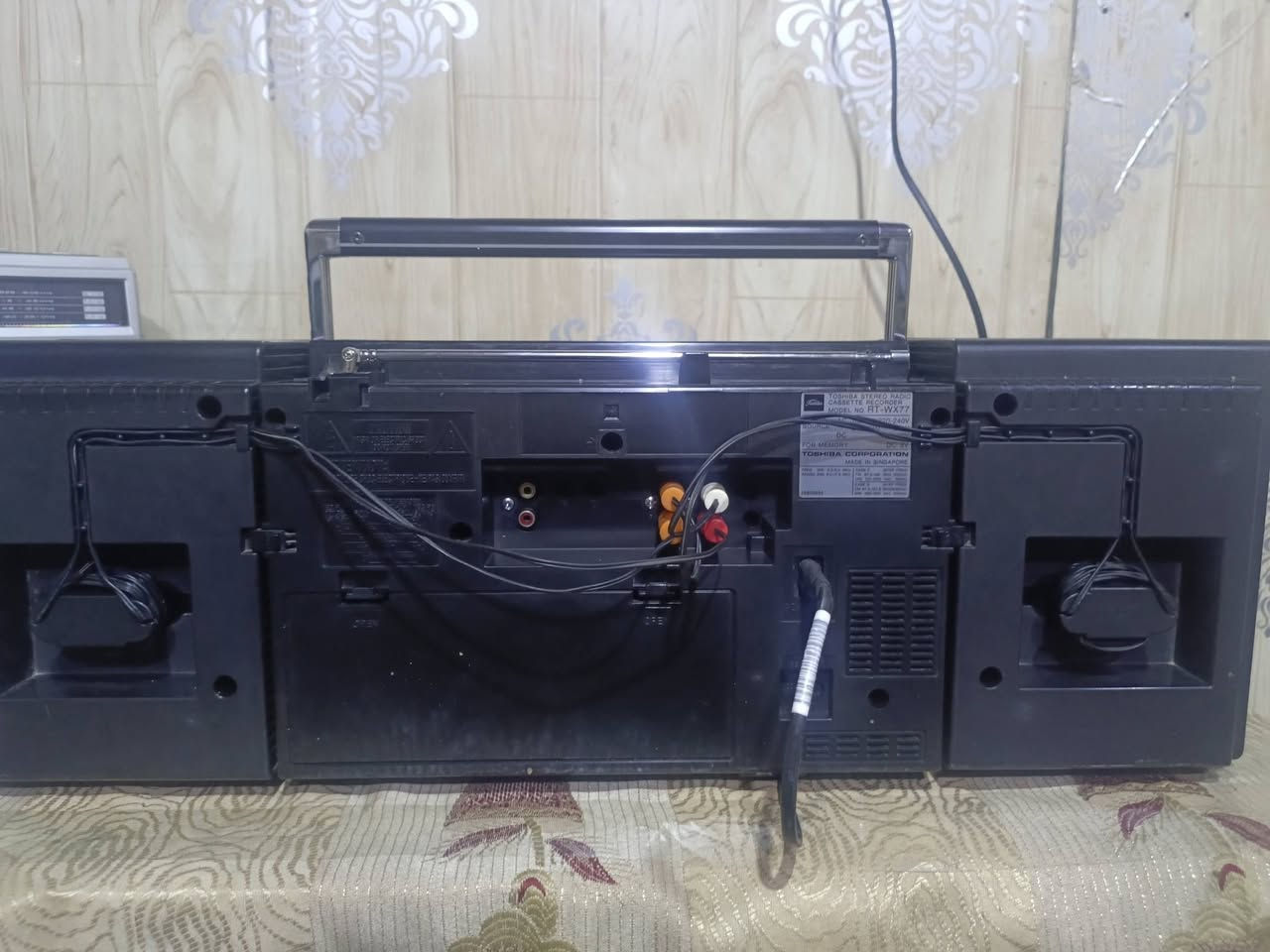 للبيع 
مسجل راديو(توشيبا-WX.77)
مسجل دبل كاسيت راديو 4 موجات مع ال fm نظام البحث التلقائي مع خاصية خزن المحطات الاذاعيه.. نظافه عاليه جدا شغال وبحاله ممتازه خالي من التصليح نهائيا بلاد وضع شركه.صنع سنغافوره أواخر الثمانينات وزن ثقيل 
للاستفسار (***********) متواجد واتساب ماسنجر يوجد توصيل 
(( السعر ٩٥ الف شامل التوصيل ))
