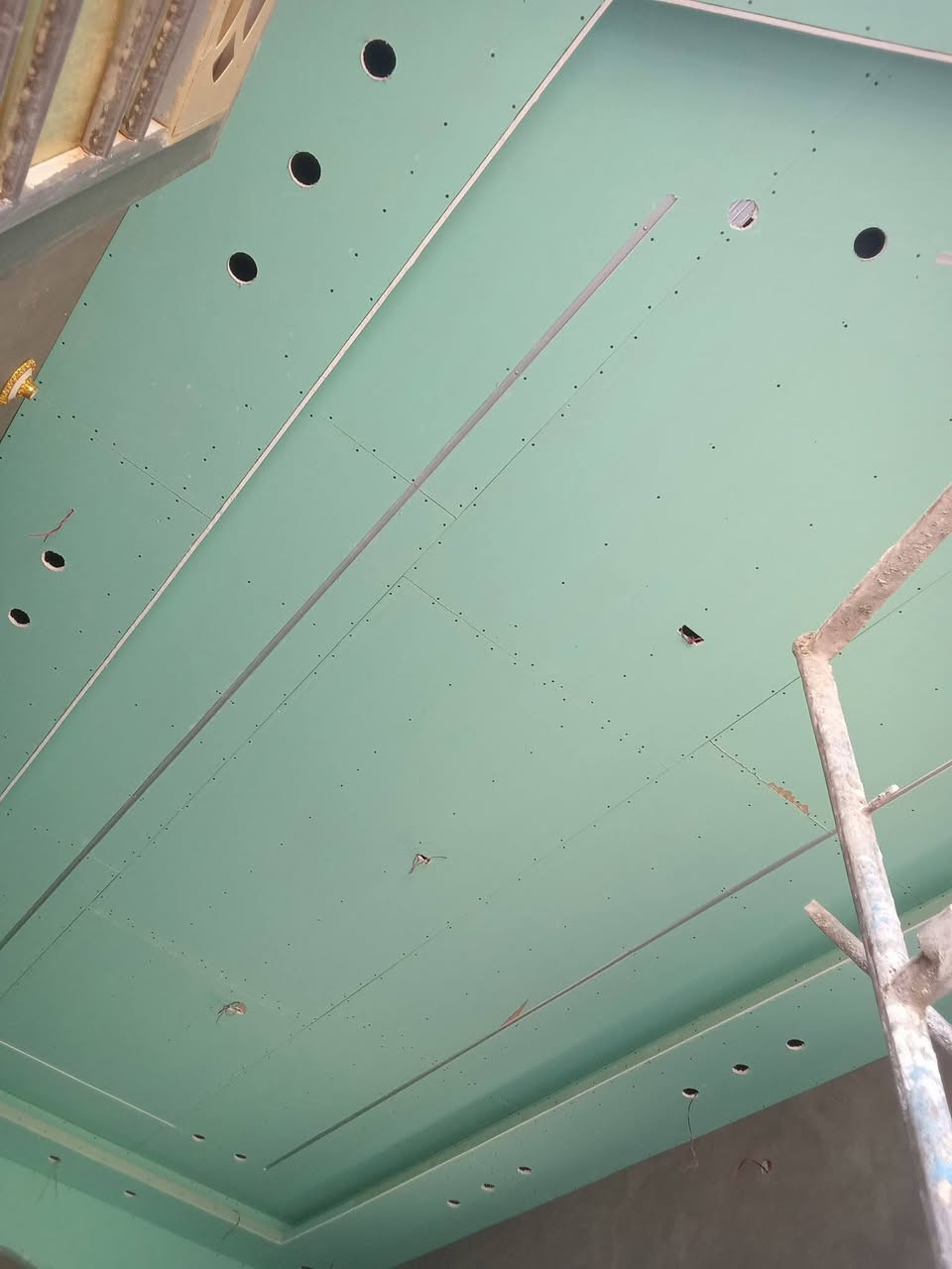 كافة أعمال الصبغ والديكورات بأسعار مناسبه ***********
