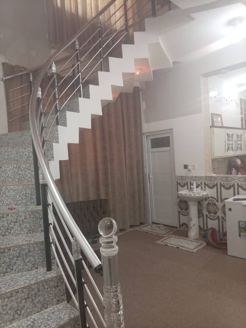 يارزاق ياالله 
دار سكن طابو زراعي 120ركن طابق ونص بناء طابوك 
يتكون الدار من غرفتين نوم وهول مطبخ استقبال صحيات داخل وخارجيه مرقم من قبل البلديه 
علما ان الدار مع لاثاث 
سبالت عدد3 مراوح عدد 5 جرابي عدد 2 بلازمه عدد 2
تخم استقبال مع الطبلات 
نص ديوان هول 
ثلاجه مجمده طباخ غساله كاونتر 
وبعض لاثاث 
حي الحكيم شارع افران الهادي 
مراجعه مكتب دلاليه ابوكيان الربيعي 
لاتصال على لارقام التالية واتساب 
***********
***********
