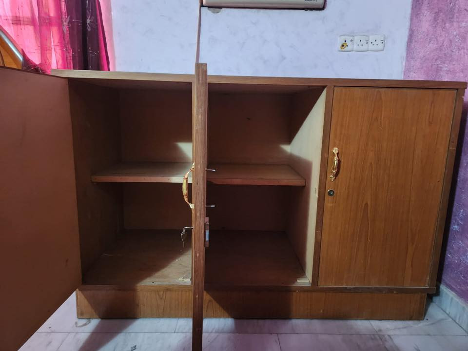 السلام عليكم بوفيه قطعتين صاج درجه اولى نظيفة جدا مال قبل السعر ٦٠٠ الف و ميز فراشات صاج درجه اولى نظيف جدا مال قبل السعر ٢٠٠ الف للاتصال ***********
