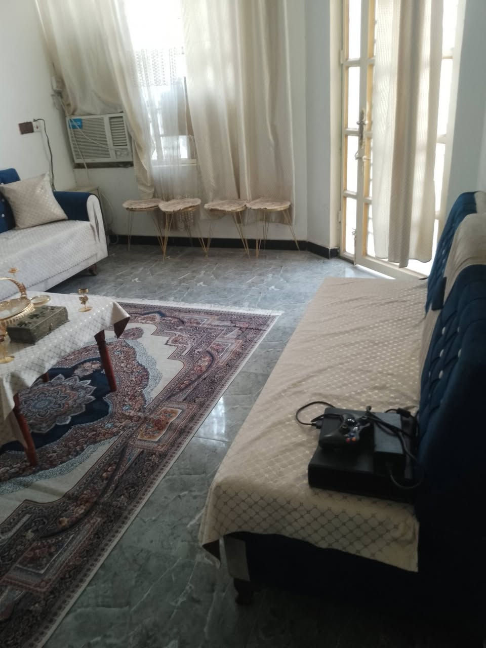 دار للبيع العنوان بهرز حي صدام قطع بيت علي سحاق يتكون من غرفتين نوم وصالة وستقبال  ومطبخ حار وبارد صحيات شرقي وغربي المساحة 100الواجهة 7والنزال 15للاستفسار ***********السعر 65بي مجال بناء حديث خدمات كاملة مجاري وماء ونارة شارع صب
