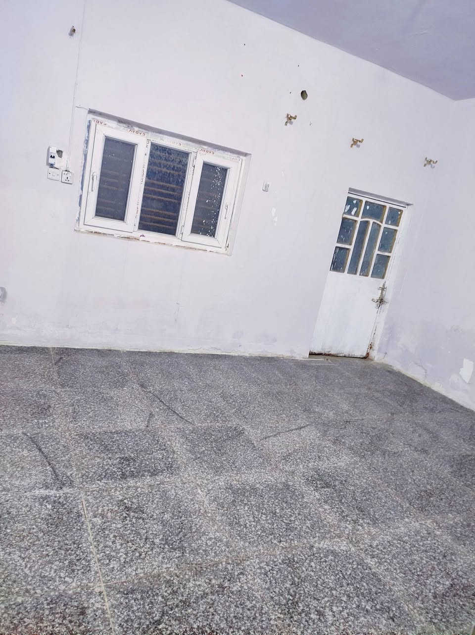 بيت ايجار مساحه 100متكون خرفه وصاله ومطبخ واستقبال صحيات خارجيه حمام داخلي حي الفرات  قريب شارع صب بضهر عطيه ابو الإنشائية ***********
