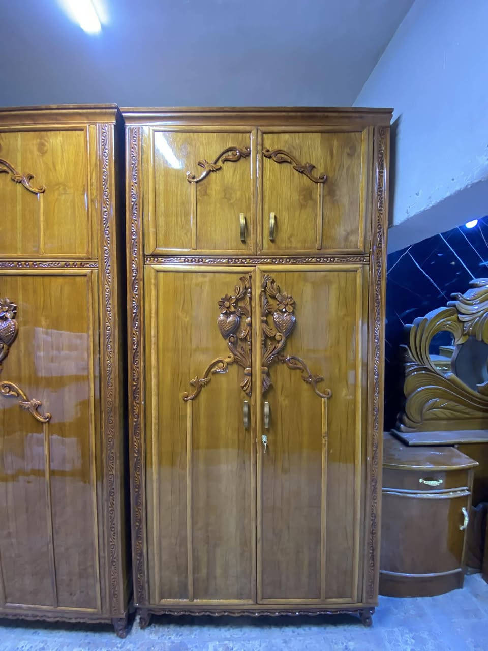 غرفه اخشاب  تسكام 5 ملم صاج خارج والداخل نقش زان 
توج زان  رجل جعب غزال شغل تفصال درجه اولى ثكيل الغرفه كلش ثكيله وخشب قوي واخت الجديدة ونظيفه كولش اي كسر
و ضرر ما بيها  نسبة نظافتها 95 /100  وأكثر 
زاويا تخليها بصف الكنتور صير 8 ابواب 
 الغرفه ولا غلطه بيها و بالعافيه على لي ياخذها   
 العنوان بغداد البياع لاعلام وتوصيل هم موجود


**إذا كنت صاحب هذا الإعلان وتريد حذفه لأي سبب، رجاءا أرسل رسالة إلى الدعم الفني**