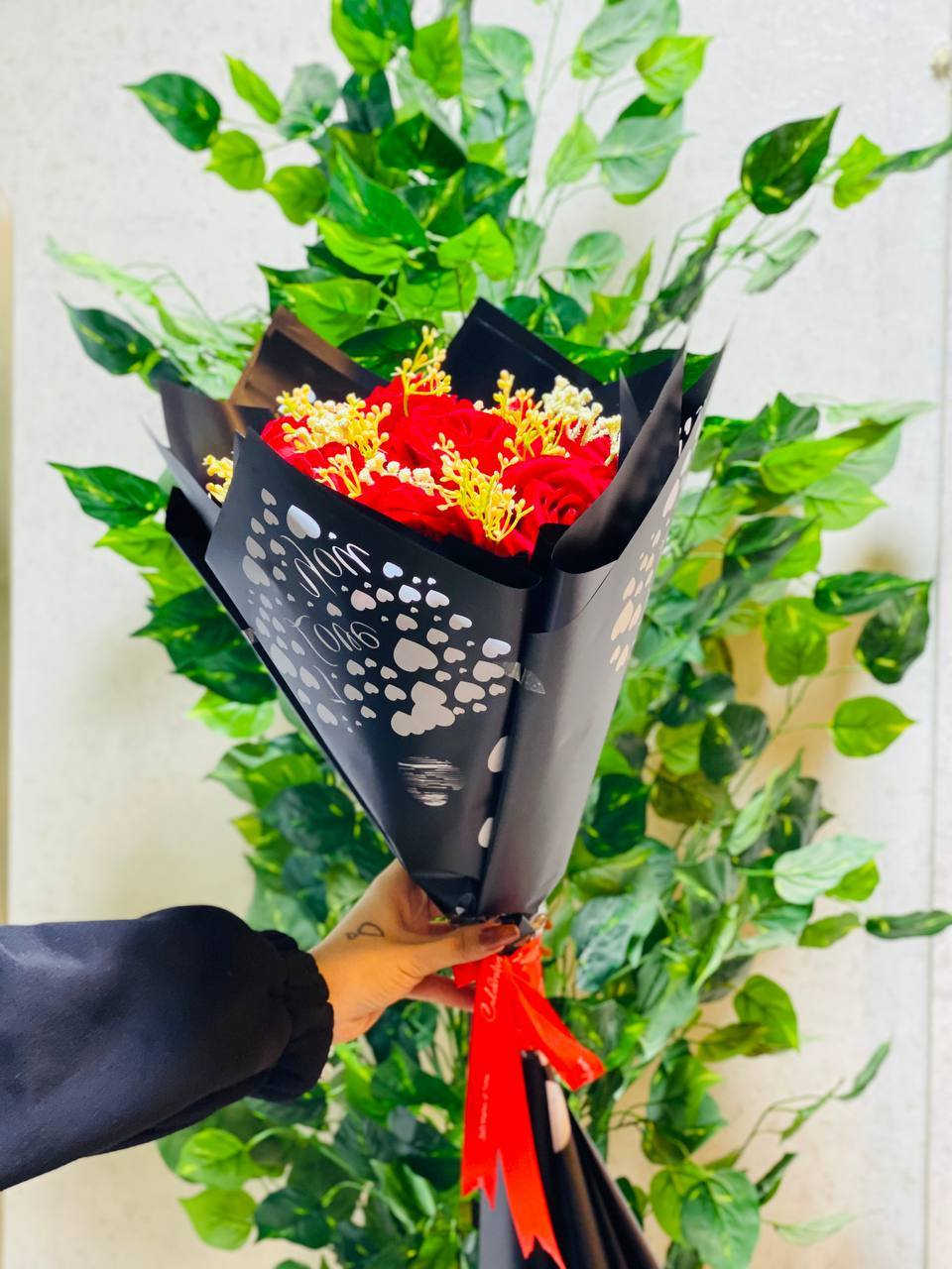 "🎀🔔 هدايا عيد الحب 🎁🎁

كل لحظة تستحق الورد ..وكل هدية  تستحق تبقى معاك للابد 🌷
بوكي ساتان ورد صناعي تحتوي على 10 وردات + ورد فانيل مصنوع بحب وتفاصيل راقية تعبر عن مشاعرك بأناقة ✨🌺

✅سواء عيد ميلاد ، زواج ، خطوبة ، او مفاجئة لشخص غالي .
✅ختار اللون لي كيعجبك .وخلي الجمال يوصلك حتى لباب دارك .

😘 كارت العبارة حسب طلب ك/ج 😱

ال

🚘يوجد خدمة توصيل لجميع محافظات العراق🚘


**إذا كنت صاحب هذا الإعلان وتريد حذفه لأي سبب، رجاءا أرسل رسالة إلى الدعم الفني**