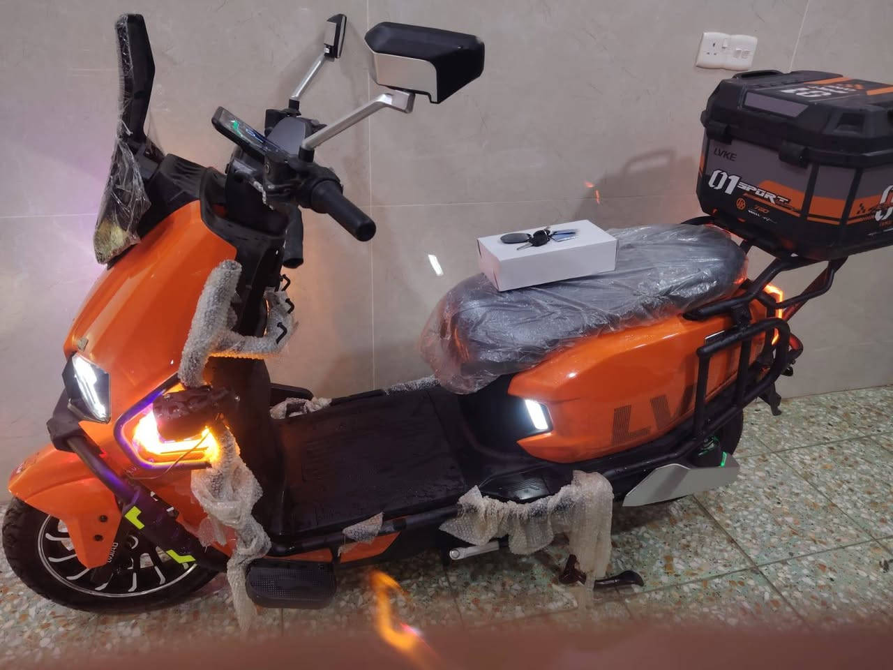 سلام عليكم ورحمة الله .
دراجه صاعقه مويدل 26. استعمال اقل اسبوع مكفول من الشخط 
6 بطاريات مسطره كرافين .
نظام تشغيل بصمه +كرت +سويج .
نظام 3 سرع .
سرعه 99. نظام رجوع لخلف R..
نظام P. بلوتوث صوت عالي .
السعر 1100.
مكاني ابو غريب مجاور مجمع بدور بغداد السكني .
***********
*********** متوفر واتساب
