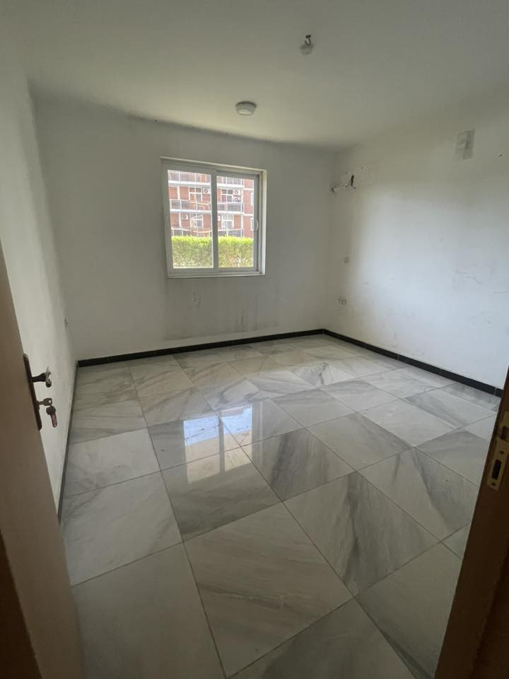 شقه ارضيه مع حديقه خاصه ومسيجه.. الاتصال ***********
