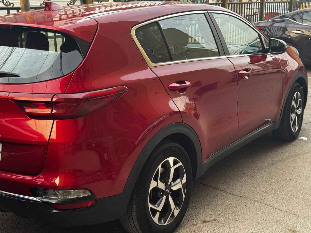 السلام عليكم ورحمة الله و بركاته
 سبورتج وارد اميركي موديل ٢٠٢٢ شكل القديم 
سيارة مواصفات روعه ماشيه ٩٥ الف كيلومتر 
رقم بغداد  دولي باسمي تحويل مباشر 
تخم تاير ويل كب مكينه و كير كفاله تبريد مجمده لايت زينون عالي وناصي ستيرن فول تحكم شاشه و توقف ذاتي و تحديد مسار و رادار  السيارة كما موضح في السونار المرفق سياره ترايها لاوروبا كامله و جاهزه للاستخدام 
 سعرها ١٧٠ و بيها مجال للجادين مكانها بغداد 
للاتصال   ***********
