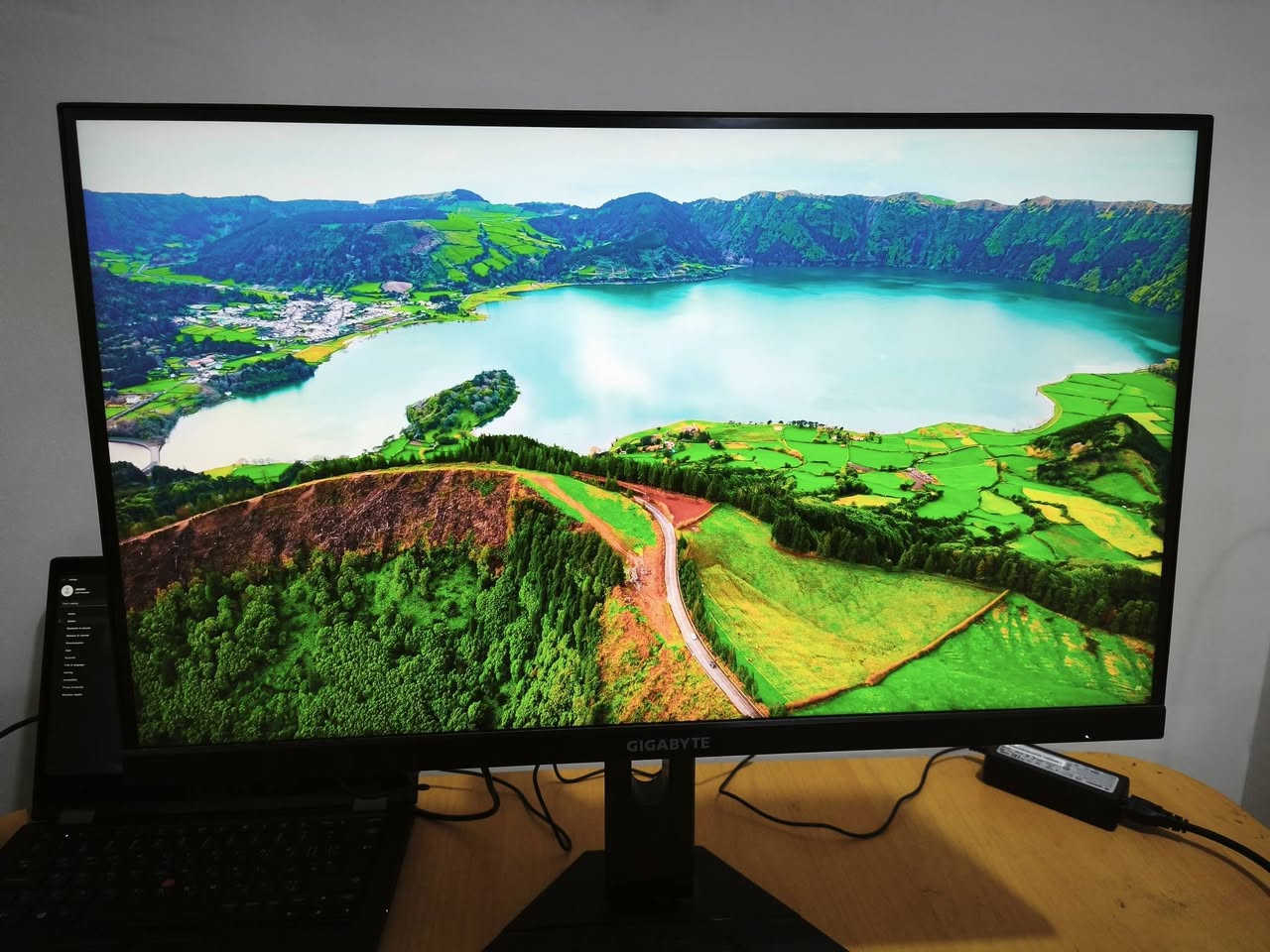 شاشة كيمنك Gigabyte m27q مستعملة نظيفة
المواصفات:
نوع البنل IPS
 الدقة 2560×1440 2k
الحجم 27"
ريفرش 170hz
الالوان sRGB 99%

السعر: 280 الف 
عنواني كربلاء
توصيل موجود محافظات
رقم للتواصل ***********
جميع ملحقات الشاشة والكارتونة موجودة
