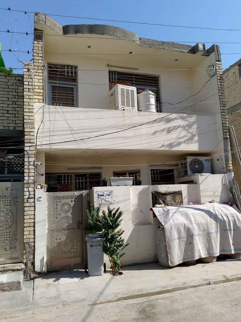 سلام عليكم بيت للبيع المساحة ٧٥م طابق ونص مدخلين الواجهة6 ونزل ١٢ونص الخطيب الزراعي  شارع خولة فرع قبل اسواق عبودي على اليمين يحتوي على صالة مطبخ غرفتين  نوم خدمات سطح كامل مطبك كما موضح بلفديو لبيت جاهز مشتغلة بيدي كلش نظيف خدمات المنطقة ماء مجاري تبليط سند ٢٥ للاتصال على رقم (***********) واتساب موجود
