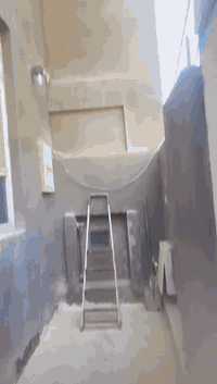 دار للبيع حي الحسين في النجف. ( المساحة في السند 82 م واقع الحال 86 م ) بناء حديث طابقين شارع 15 الجهة المقابلة إلى باب البلدية السعر  (240 مليون ) الطابق الأول إستقبال و صالة و مطبخ مع منور و مجموعة صحية. الطابق الثاني غرفتين  و صالة مع مجموعة صحية. مكتب الغدير للعقار  ***********
