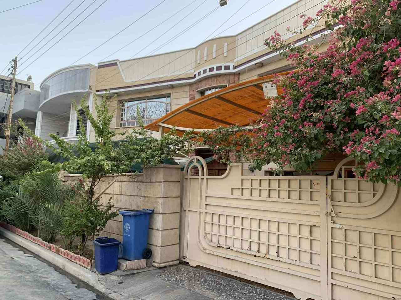 دار للبيع في حي الجهاد مساحة 300 متر موقع مميز 
ركن وقريب على الشارع العام بسعر جداً مناسب 
للتواصل والاستفسار واتساب ***********
