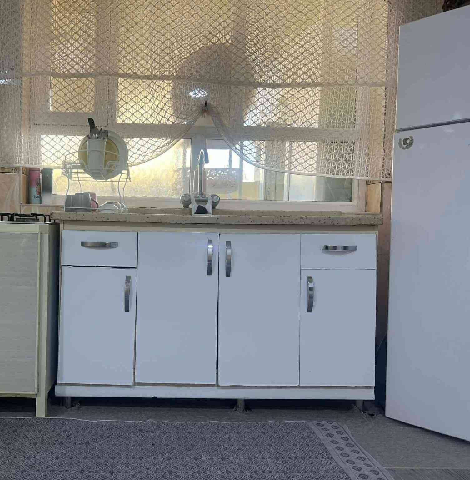 كاونتر 3متر خشب سنك1مترنص سعر225الف مكان كلار 
***********
