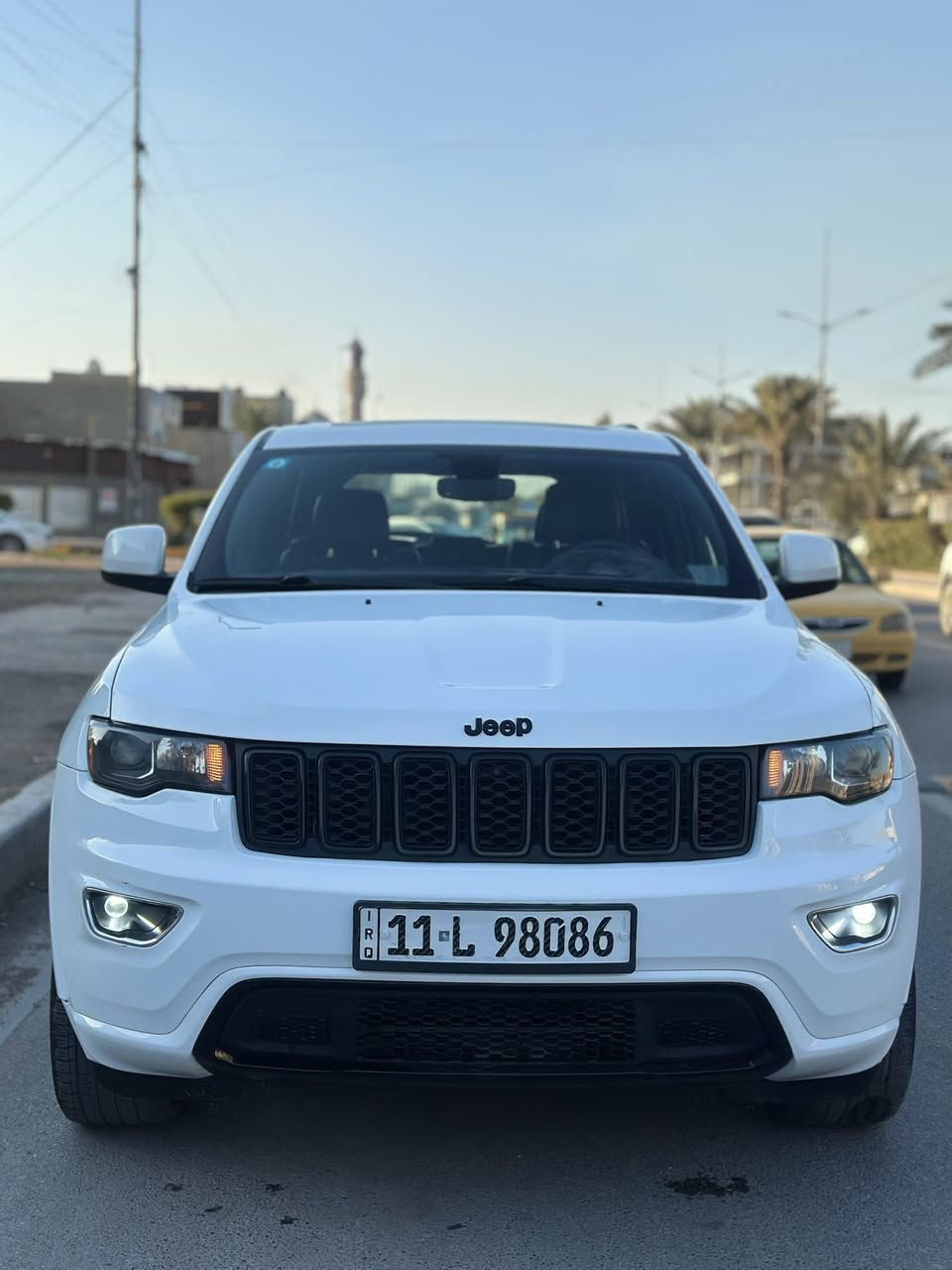 السلام عليكم 
جيب كراند شيروكي 2020 أمريكي 
أبيض 
حادثها (السونار مرفوق مع الصور) 
مواصفاتها 
فتحه ،بصمه،رادار امامي خلفي ،صندوق كهربائي، كشنات كهربائي ،تدفئه كشنات، قطعتين تبريد، كشنات جلد اسود ، مكينه ٣٦٠٠ ، وبيها مواصفات هوايه 
ماشيه ٦٣ الف 
السعر ١٩٧ ورقه وبيها مجال بسيط 
السياره جاهزه مابيها اي نقص 
ماتصرف عليها دينار 
مكان السياره بغداد جميله 
للأستفسار ***********
