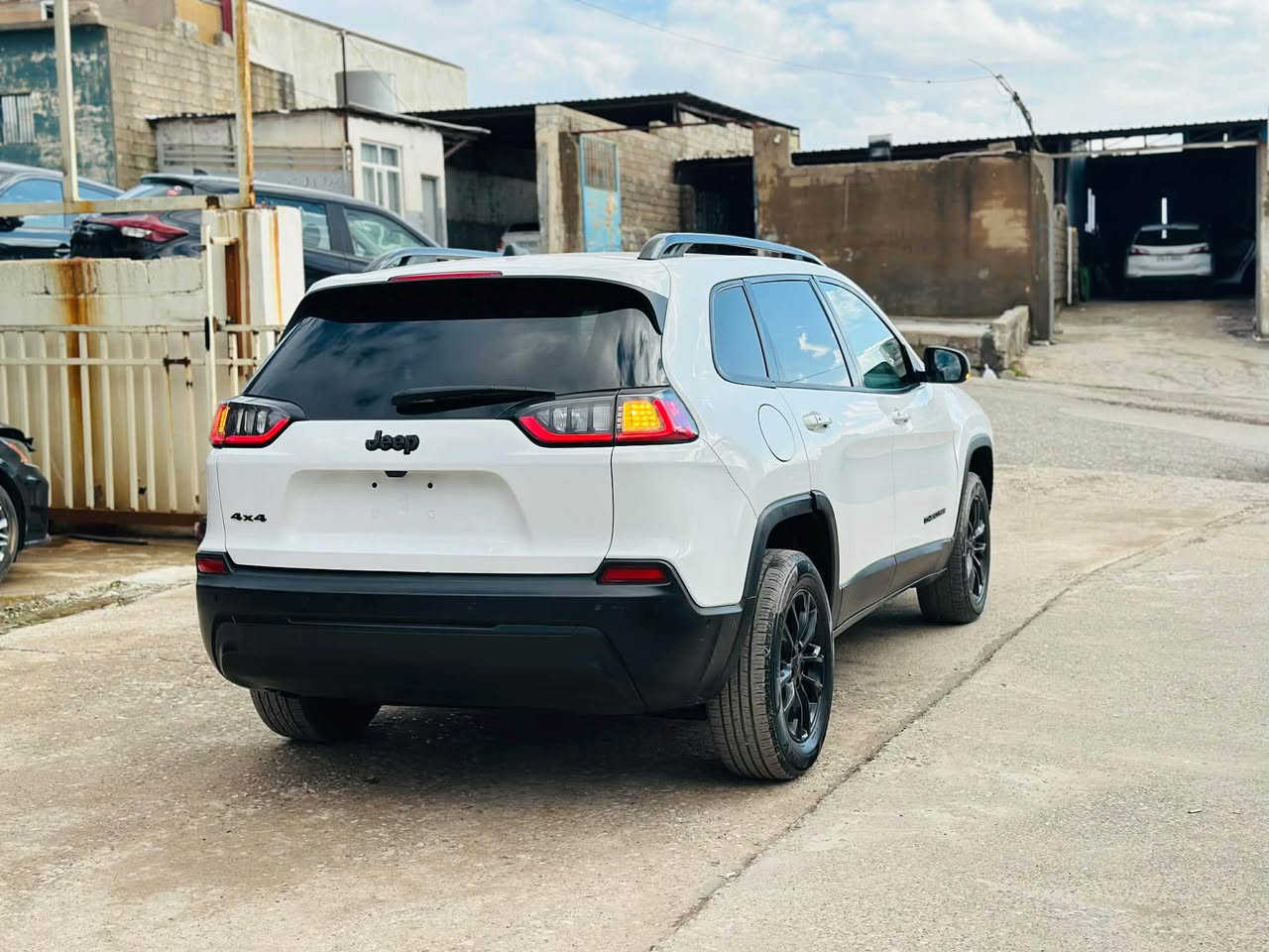 جيب شيروكي 2023 بيع عام صبغ مواصفات فول فول بس 
بدون فتحه و بدون دواخل سعر 111
*********** اكر, نينوى
