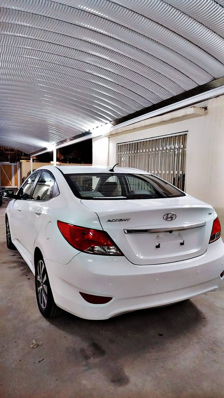 سلام عليكم هونداي اكسنت موديل 2016فول موصفات خليجي بسمي محرك1600دوش مكفول وكير مكفول بيه جملغات ثنين صبغ وباب بدله اصلي وكاله سياره جديده كلشي مناقصه الحمدلله مكاني كراده سعر115نهيته***********
