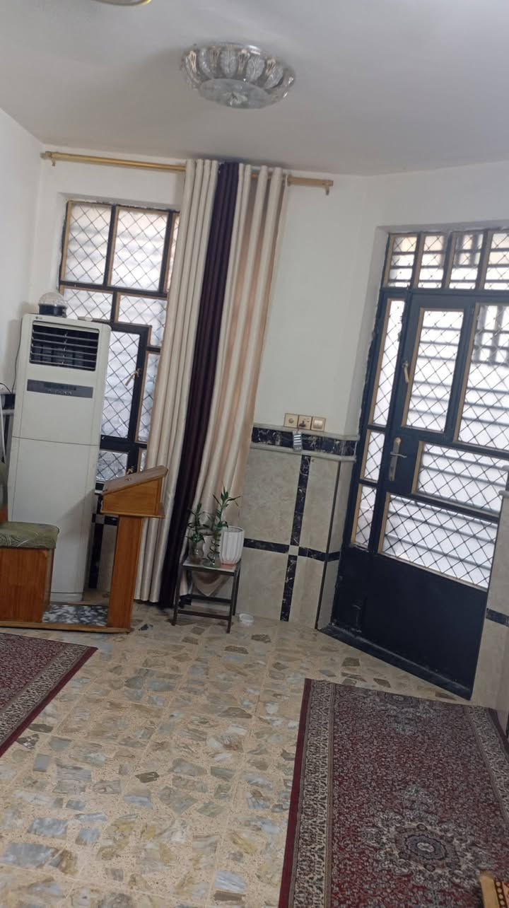 الدار للبيع طابو صرف المساحه 125مطابقين شغل درجه اولى كراج استقبال صاله حمام بارد حار 4غرف نوم مخزن طابق ثالث  3حمامات أرضية مرمر العنوان عبيدي الشارع العام بداية شارع العابد ملاعب كرة القدم شارع رئيسي الفرن الاحمر سابقا السعر 195قفل هاتف واتس اب ***********
