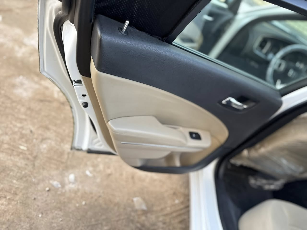 سلام عليكم جارجر ابيض صدفي  مديل 2014 اصل  بصمات 2 ((((((((((كفالة كص ضربة فتح سياحة صبغ قطعتين فقط سيارة ادوات حديدة العنوان البصرة ***********
