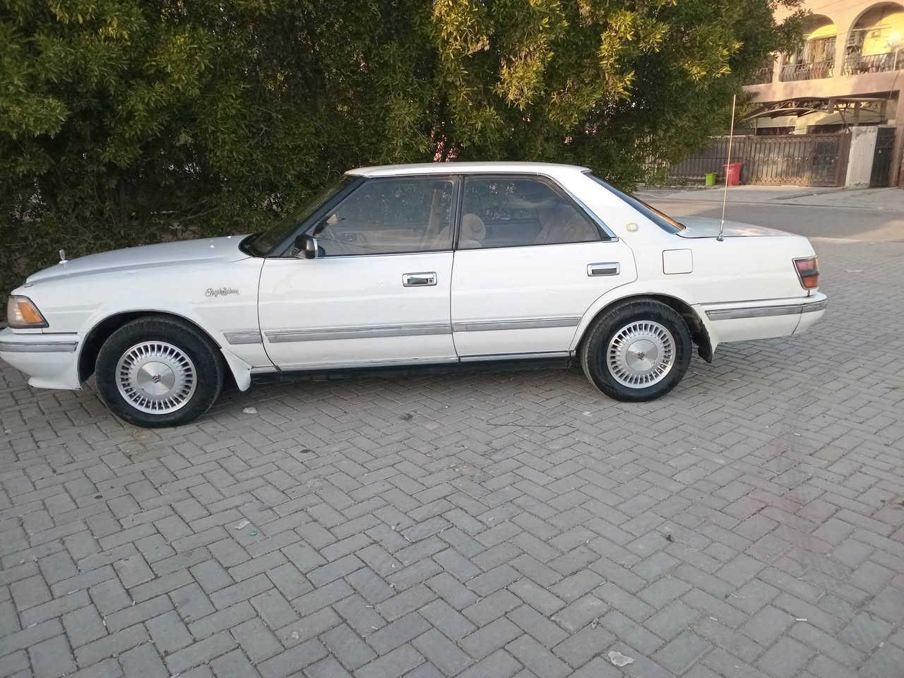 السلام عليكم ... للبيع تويوتا سوبر هارتوب موديل 1992 باسمي رقم ديالى الرقم الدولي الجديد تتحول بالمرور باي دائرة محورة السياره كلش حلوة كلها على البلاد محرك 6 سلندر 2500 محور كير ومحرك جديد جديد تخم تاير وبطاريه جدد كهربائيات توب شاشه وكامرة كراسي كهرباء وشغاله داخلها جديد وموضح بالصور ثلاجه خلفيه *********** مكان السياره بغداد العامريه السعر 69$ السياره احلى من الصور ناعمه وحلوة حتى تكحيل مابيها ويل كب 5 حتى الاسبير اخوان اذا اكو خلل بالسياره مستعد انزل من سعرها وتحياتي للجميع
