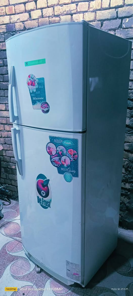 ثلاجه نضيفه للبيع شغاله شرط شغل علفحص وتجي وتشوف نضافته
***********
