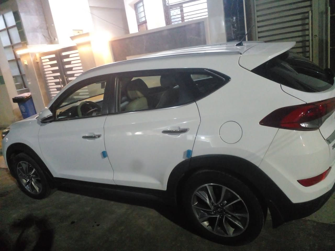 السلام عليكم
عندي توسان خليجي موديل ١٨  رقم بغدااد
محرك ٢٠٠٠دوش مكفوله صبغ   عدا دعاميات 
وبارد بسيط باب خلفي 
كشنات جلد حساسات   شاشه  تبريد ٢قطعه 
وبعد  بيه هوايه مواصفات  لدات 
السعر ١٧٥ 
مبايل ***********
