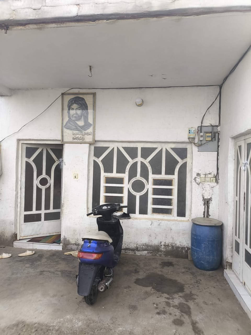 سلام عليكم دار للبيع مساحه 200 ركن  شارع 8امتار بناء غرفتين  وصاله واستقبال ومطبخ وصحيات خارجيه وحمام داخلي العنوان حي السجاد قرب سيد سهيل السعر 40 للستفسار الاتصال ***********
