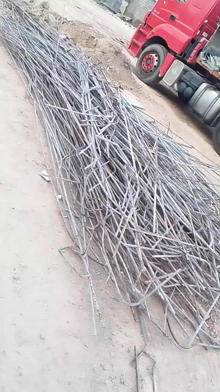 شيش مستعمل للبيع شلع اخو جديد بي كم شيش عوج شلع 650مكاني بعقوبه قرب مركز المفرك بيهن طن ونص***********
