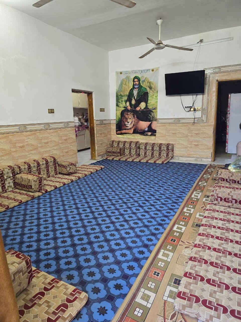 السلام عليكم...
بيت زراعي للبيع المساحه ١٦٨ متر يحتوي على استقبال صاله مطبخ غرفتين نوم صحيات داخليه وصحيات خارجيه ترك خلف البيت طارمه البيت مرتب يقع صوب بني ركاب قريب شارع ٣٠ الفرع ثاني شارع من تصعد شارع المشايه على اليمين الاتصال على رقم ***********
