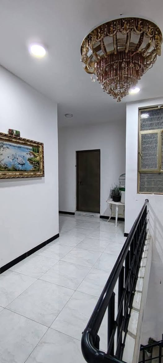 اعلان 
 بيت بالعصافير  مساحه 150م 
طابقين 
ط 1 يتكون من غرفتين وصاله ومطبخ واستقبال 

وصحيات داخليه وخارجيه 
ط 2 يتكون من غرفتين وصاله وصحيات 

بسعر 155 مع المجال 
  تفاصيل اكثر الاتصال مراجعه مكتب الساعي للعقار 
او الاتصال بالارقام التاليه 
***********
***********
***********
عنوان المكتب سايدين حي الشرطه مقابيل اسواق ريتاج 🧿
